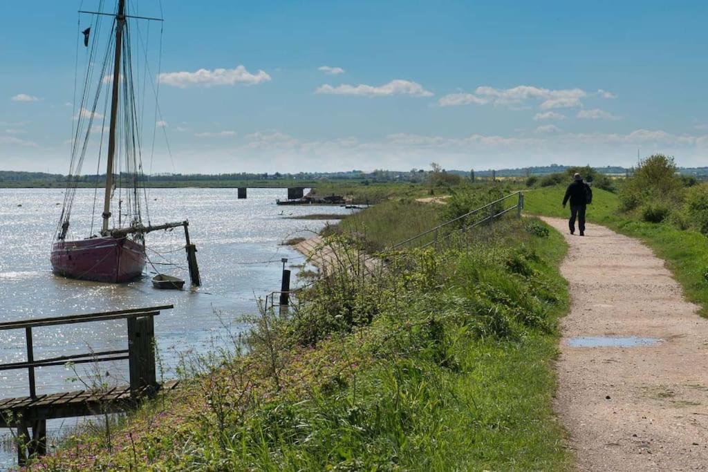 Navigation Cottage On The Historic Sea Lock Overlooking The Nature Reserve Maldon Dış mekan fotoğraf